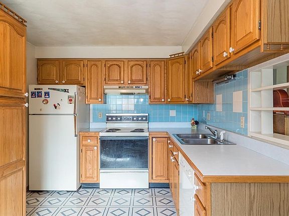 2nd image of 220 Katy Ln