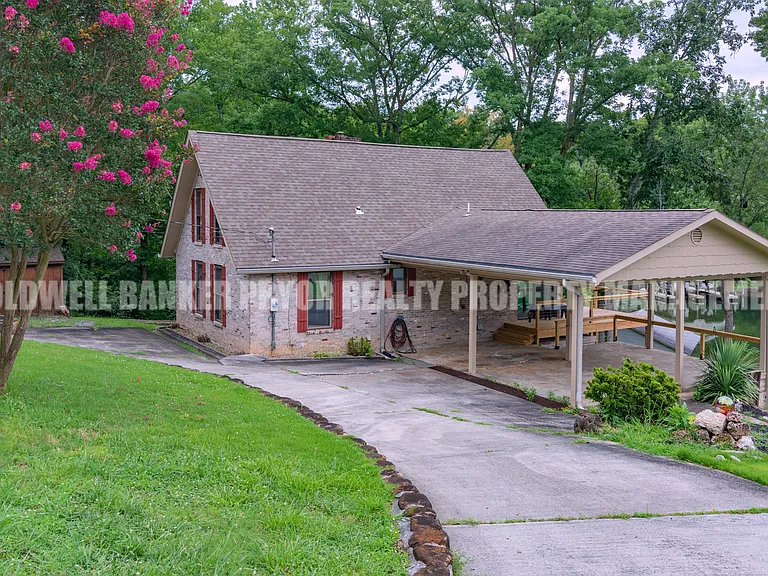 165 Lakeshore Ct — Photo 4