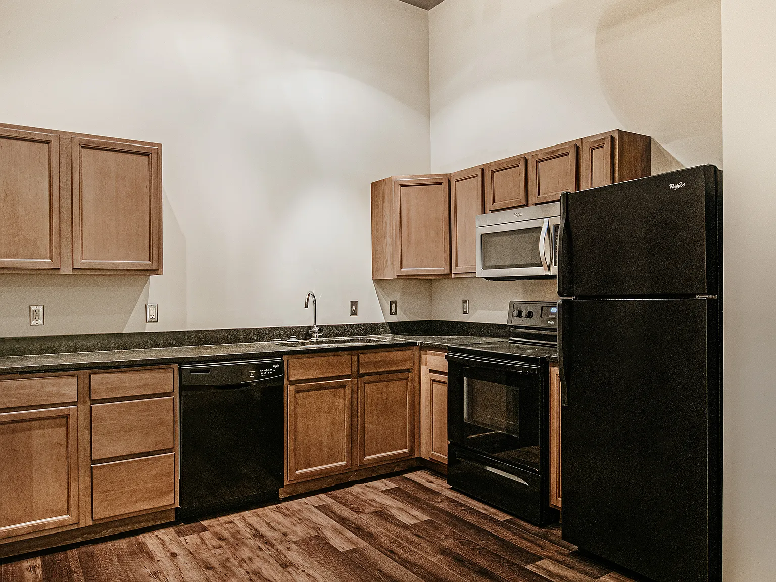 3 bed, 2.5 bath, 1008 sqft, $2,025 — Photo 4