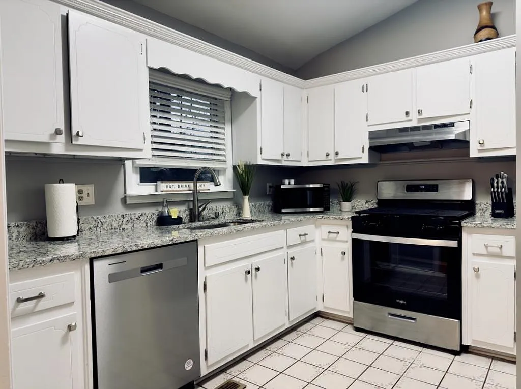979 Falcon Crest Dr — Photo 4