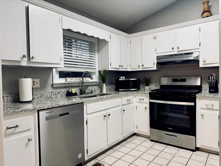 979 Falconcrest Dr — Photo 4