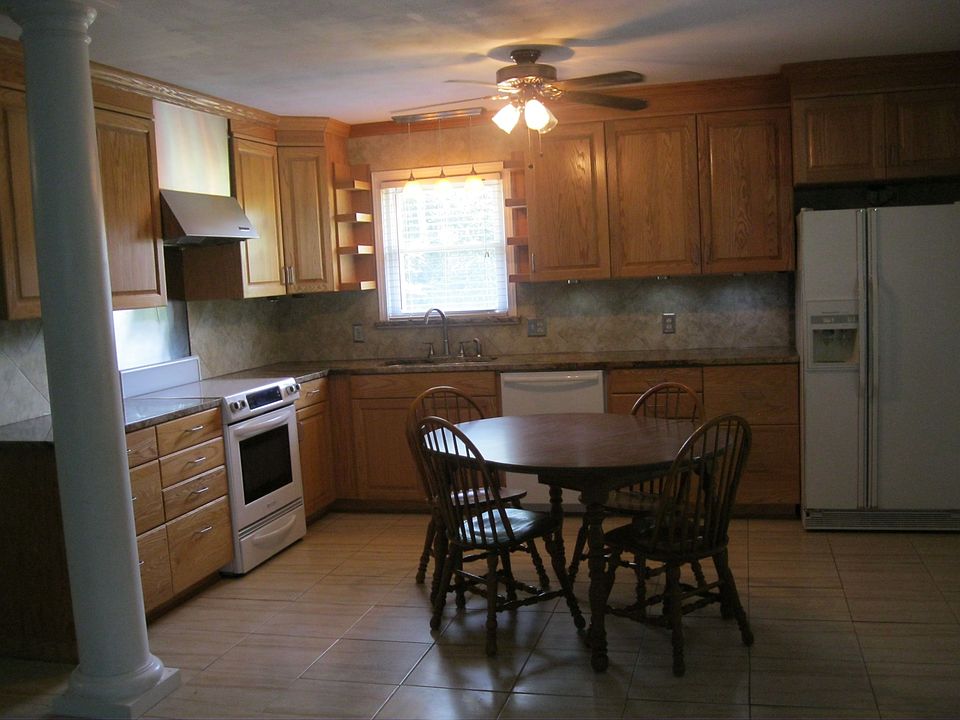 Kitchen with Granite!