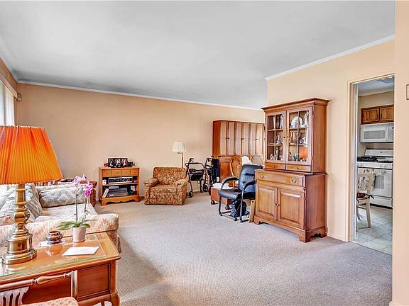 4th image of 21 Candlewood Dr