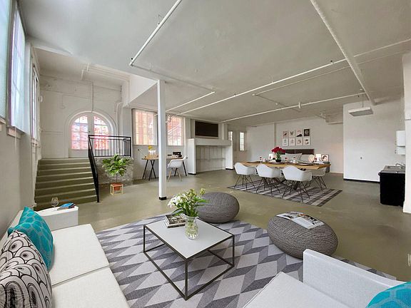 4th image of 906 10th Ave #201