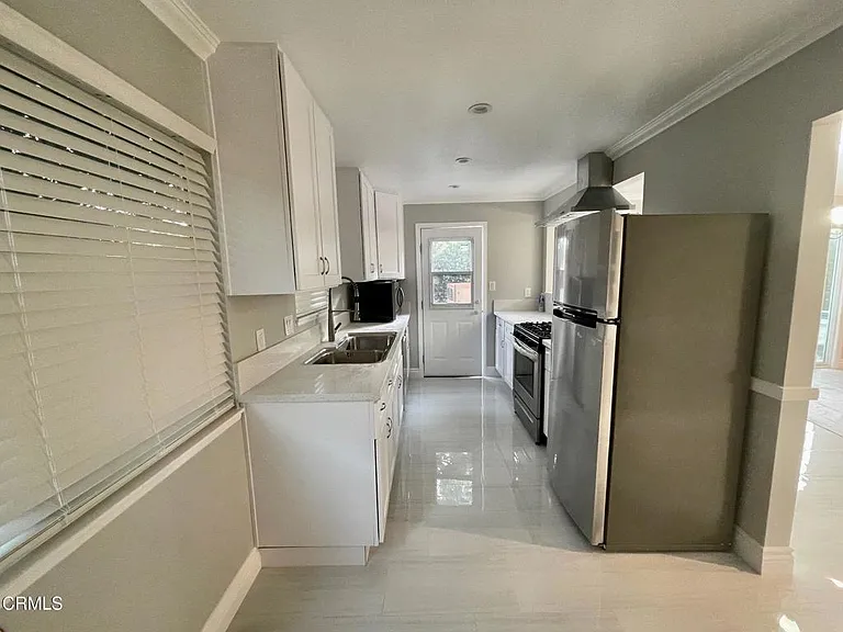 2589 Bayshore Ave — Photo 2