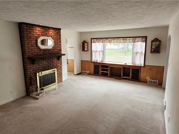 3rd image of 934 Summit Dr
