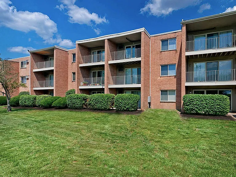 Crown Pointe Apartments — Photo 17