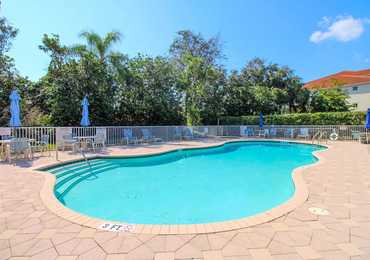 ** Golfing Paradise At Naples Lakes Country Club 3/2 Golf Transfer Condo Ready For A Seasonal Ten... — Photo 2