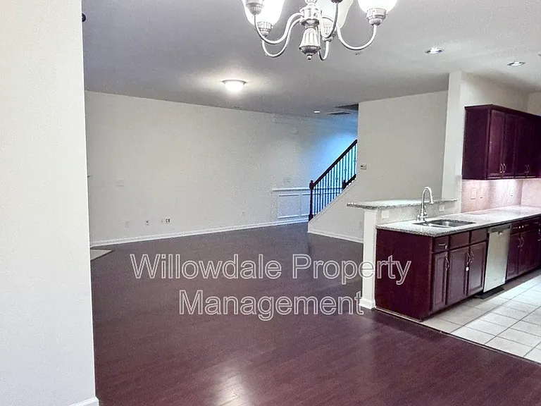 535 Whitworth Ln — Photo 4