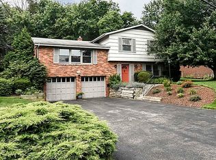 1067 Balmoral Dr, Pittsburgh, PA 15237