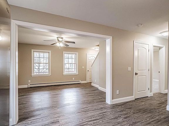 3rd image of 14 Hemlock Dr