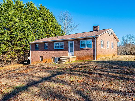 3rd image of 3846 Powell Dr S