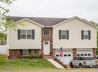 1156 Heritage Farm Rd, Hickory, NC 28601