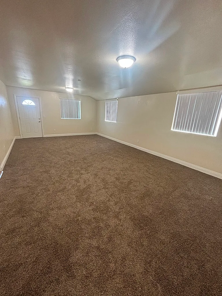 5 bed, 1928 sqft, $4,200 — Photo 2
