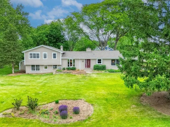 325 Canterbury Ln, Inverness, IL 60010