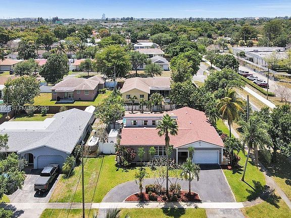 4th image of 5380 SW 8th Ct