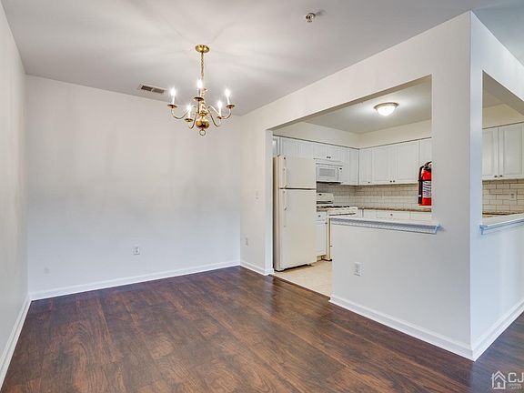 3rd image of 926 Cedar Ct