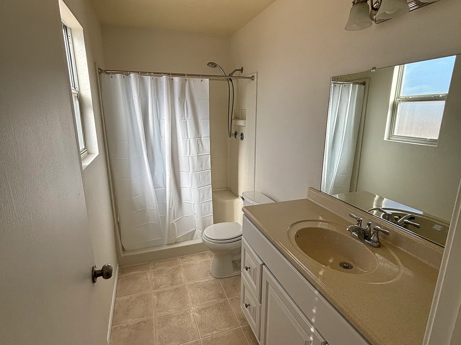 3 bed, 1086 sqft, $1,900 — Photo 3