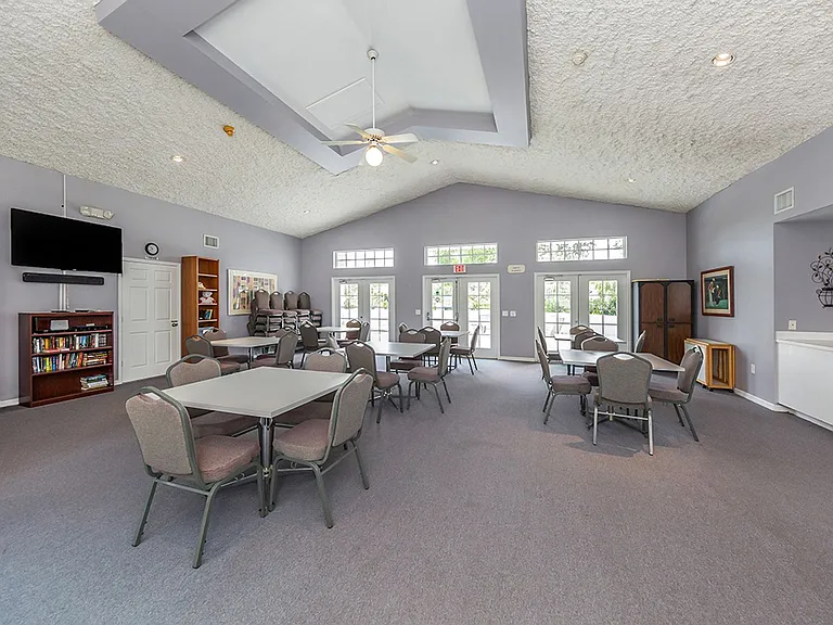 540 Clubside Cir — Photo 38