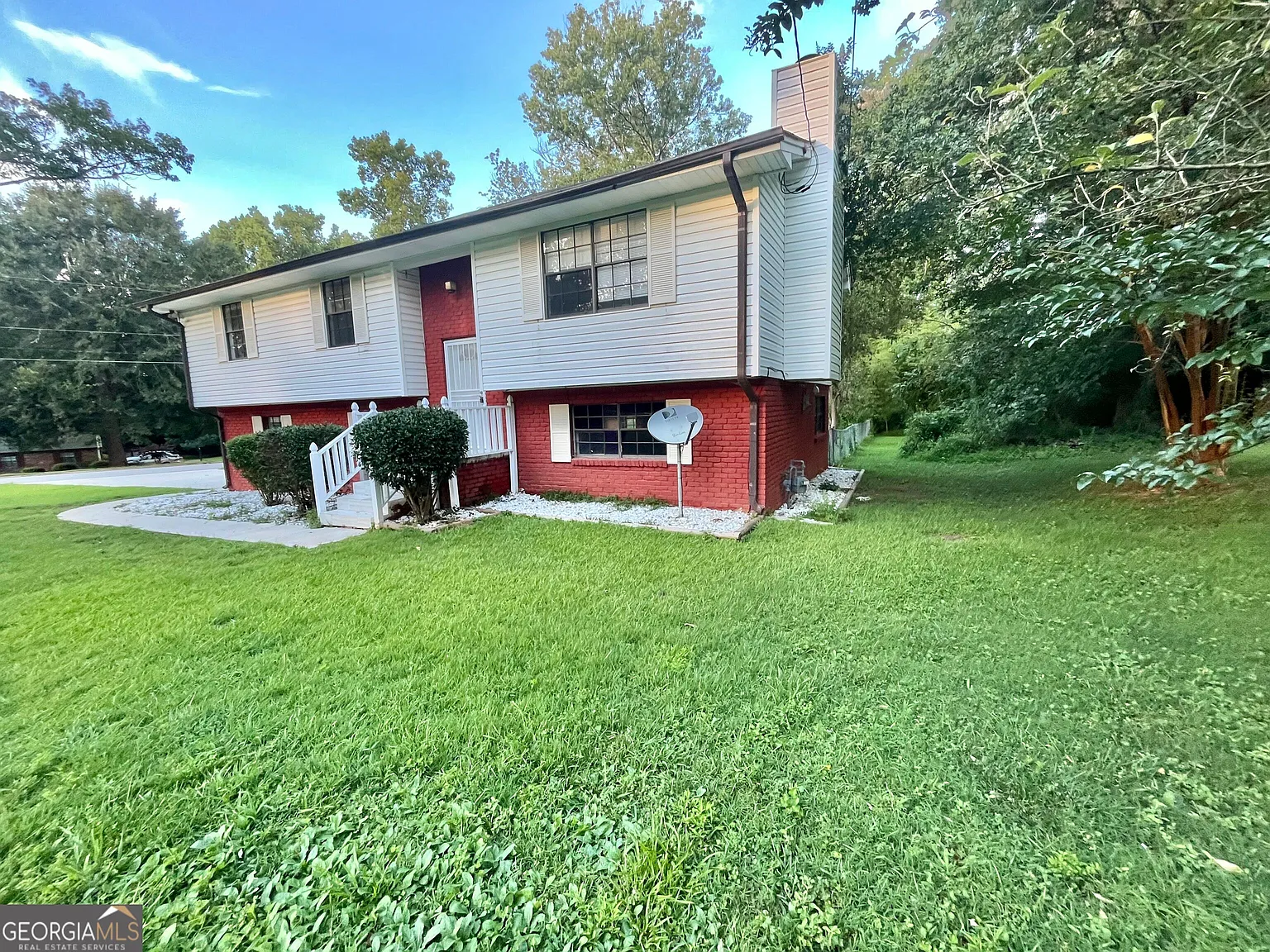 4 bed, 3.0 bath, 2438 sqft, $2,200 — Photo 2