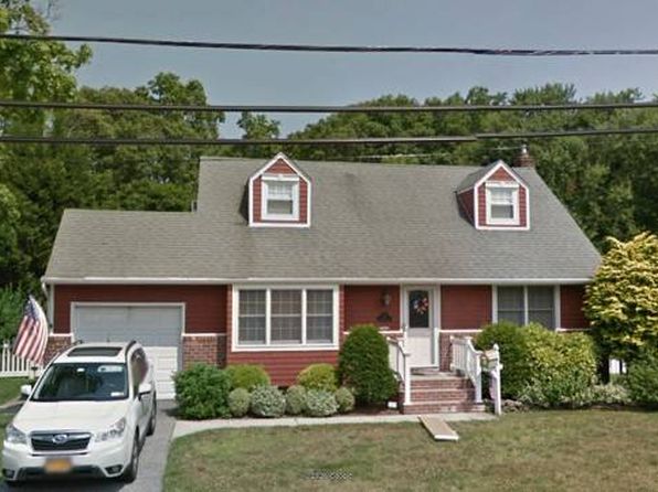 57 Birchbrook Dr, Smithtown, NY 11787