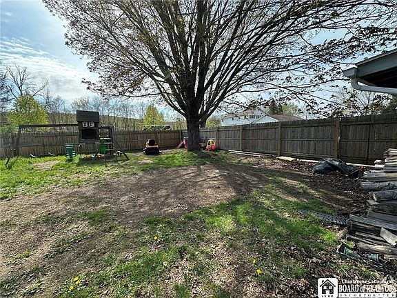 4th image of 25 Burnham Pl
