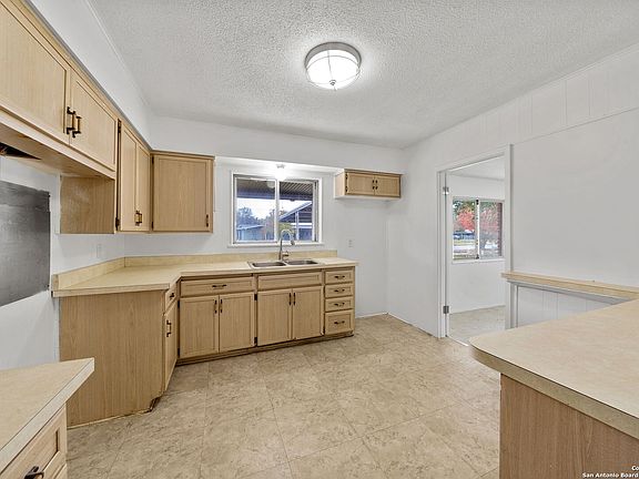 3rd image of 627 E Formosa