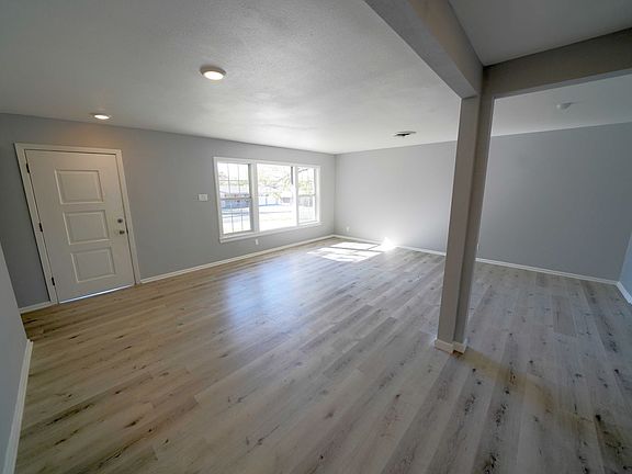 5th image of 323 Stockton Dr