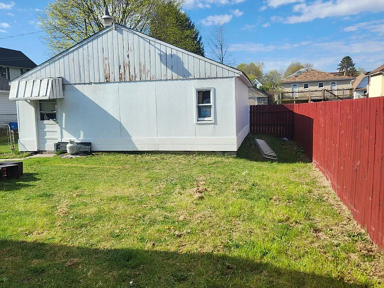 157 Center St — Photo 2