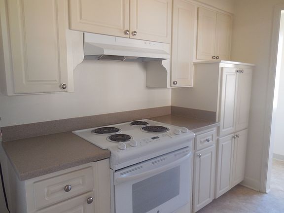 3rd image of 290 Hacienda Dr
