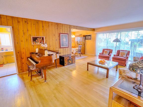 4th image of 221 Coral View St
