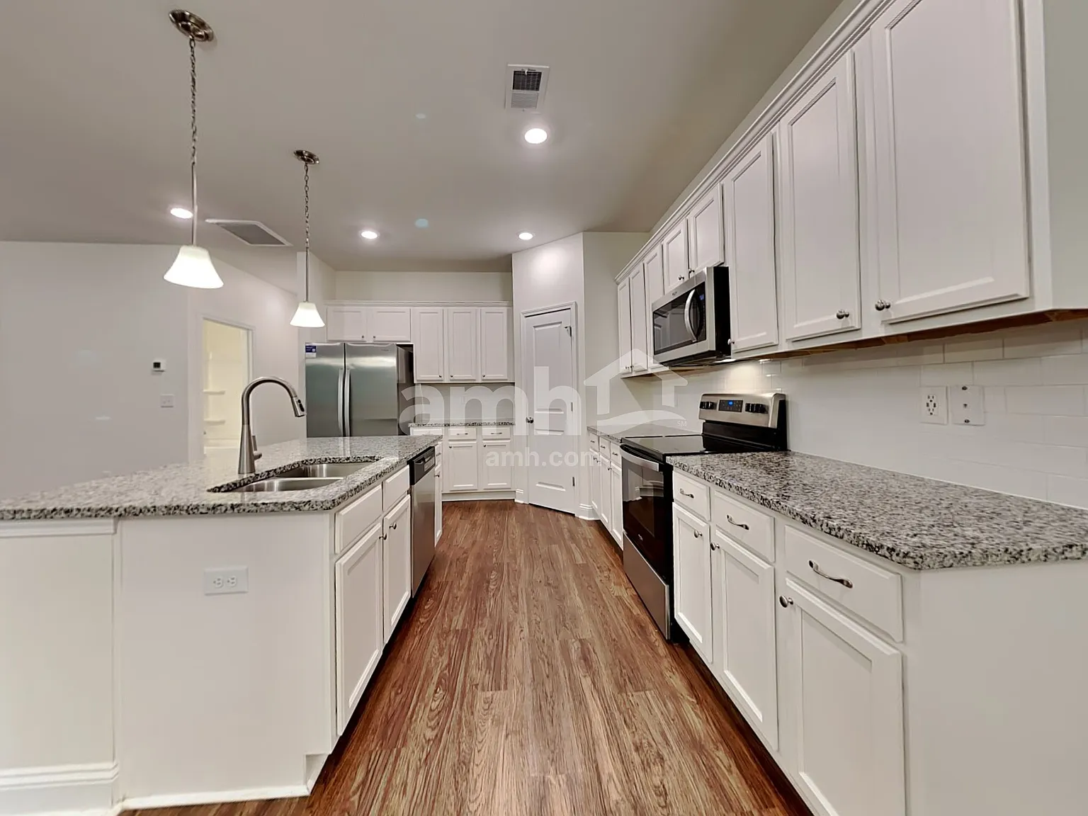 5 bed, 3.0 bath, 2372 sqft, $2,820 — Photo 3