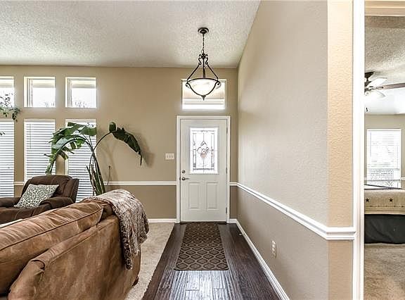 4th image of 985 Little Den Dr