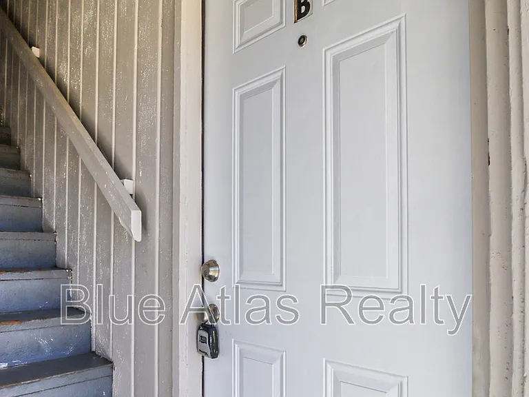 1212 Riverview Dr #B — Photo 2