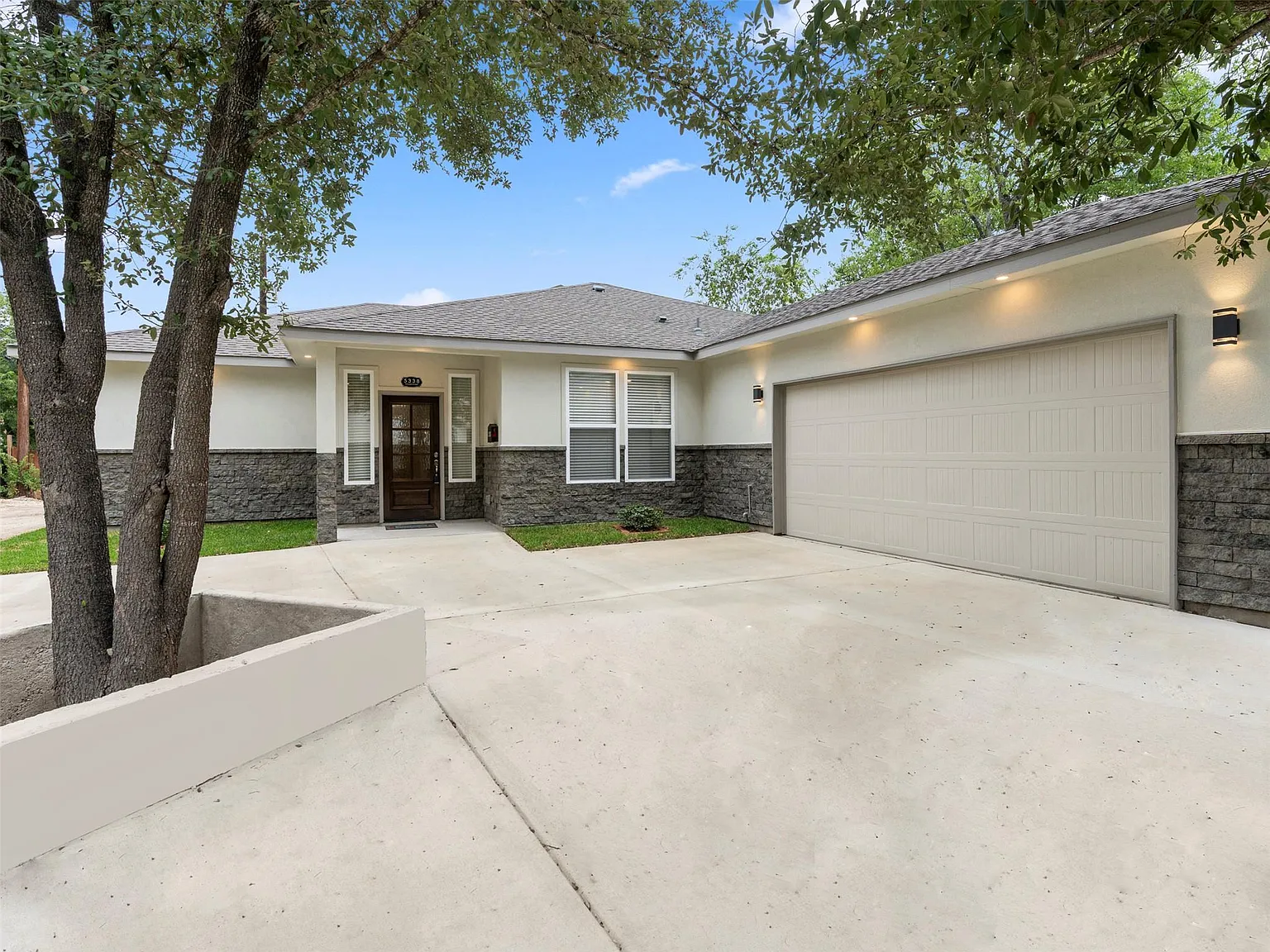 4 bed, 3.0 bath, 1957 sqft, $3,300 — Photo 2