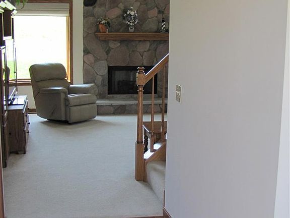 3rd image of 374 Meadowcreek Dr