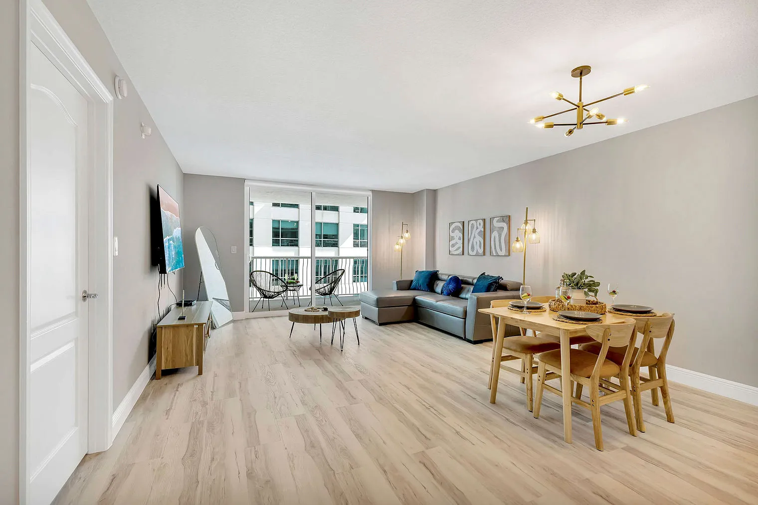 1 bed, 1.0 bath, 818 sqft, $5,327 — Photo 2