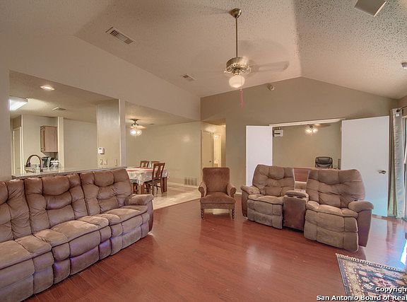 4th image of 10818 Lake Path Dr