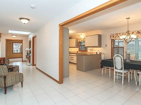5th image of 24 E Thorndale Ave