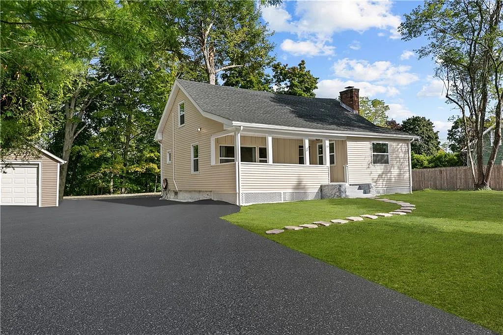 3 bed, 1.0 bath, 1424 sqft, $3,500 — Photo 2