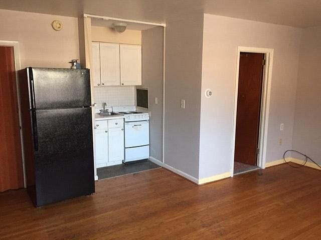 2nd image of 4100 Woodland Ave APT 5