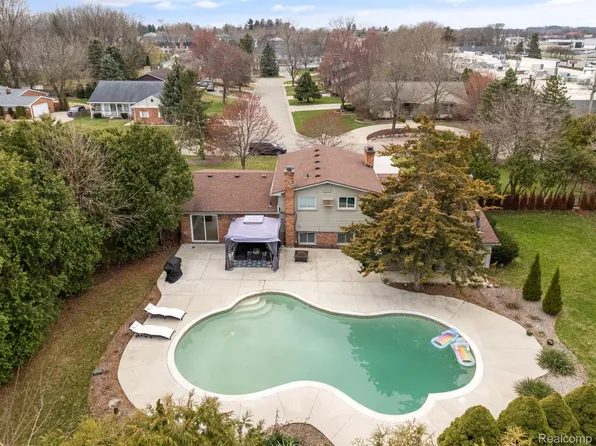 23960 Whittaker Dr, Farmington, MI 48335