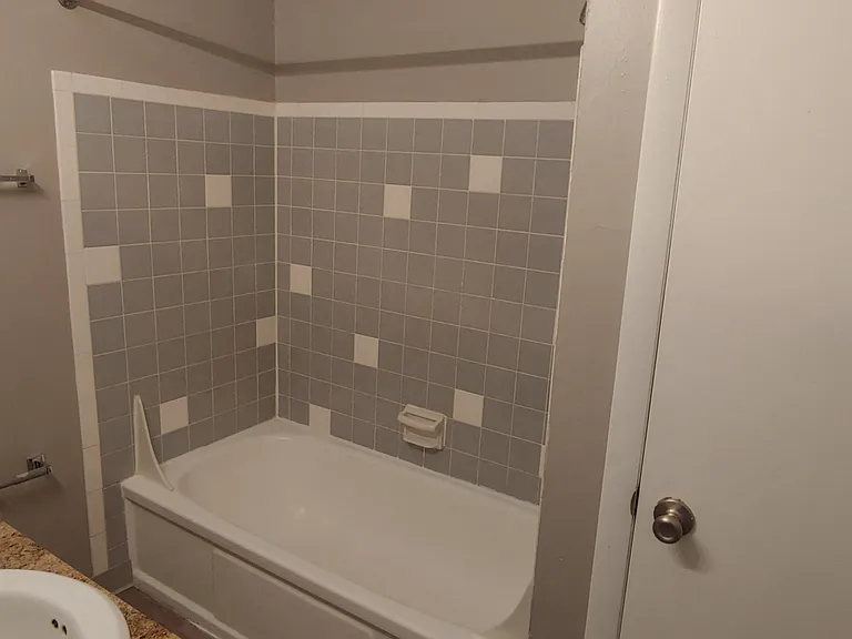 Colonial Club Apartments — Photo 15