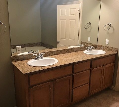 2nd image of 913 Oakwood Ln #913