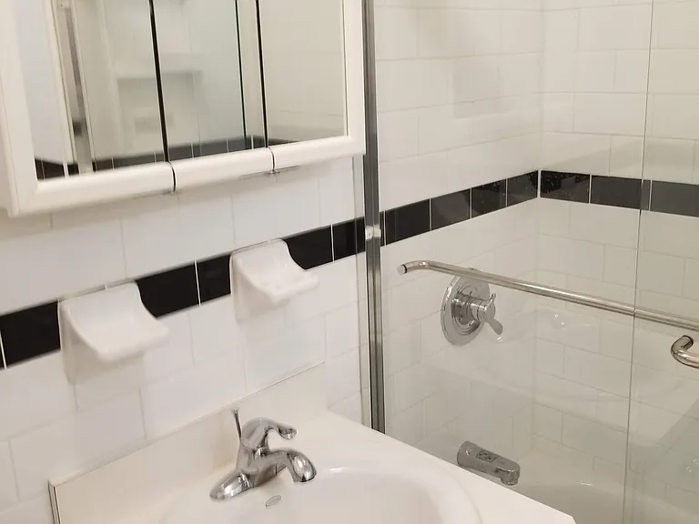 2069 E 12th St #1G — Photo 8