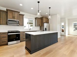 1305 N Meadowglen Ave, Meridian, ID 83642