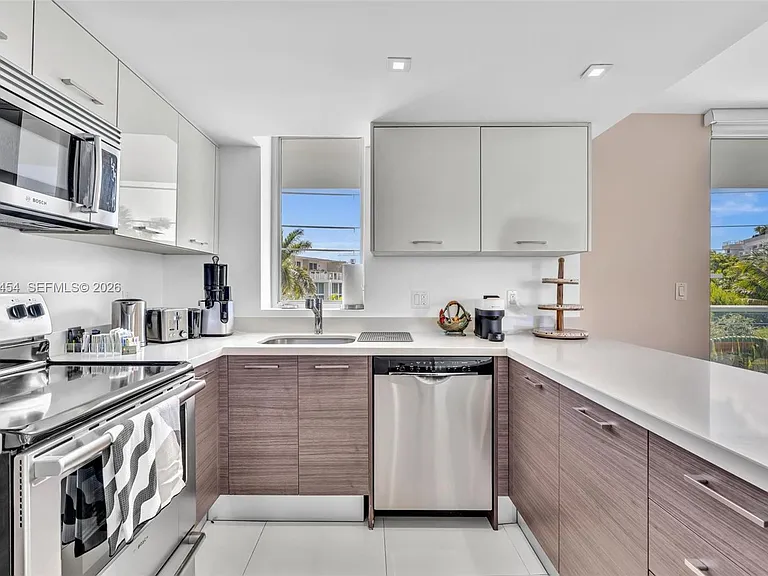 9901 E Bay Harbor Dr #403 — Photo 17