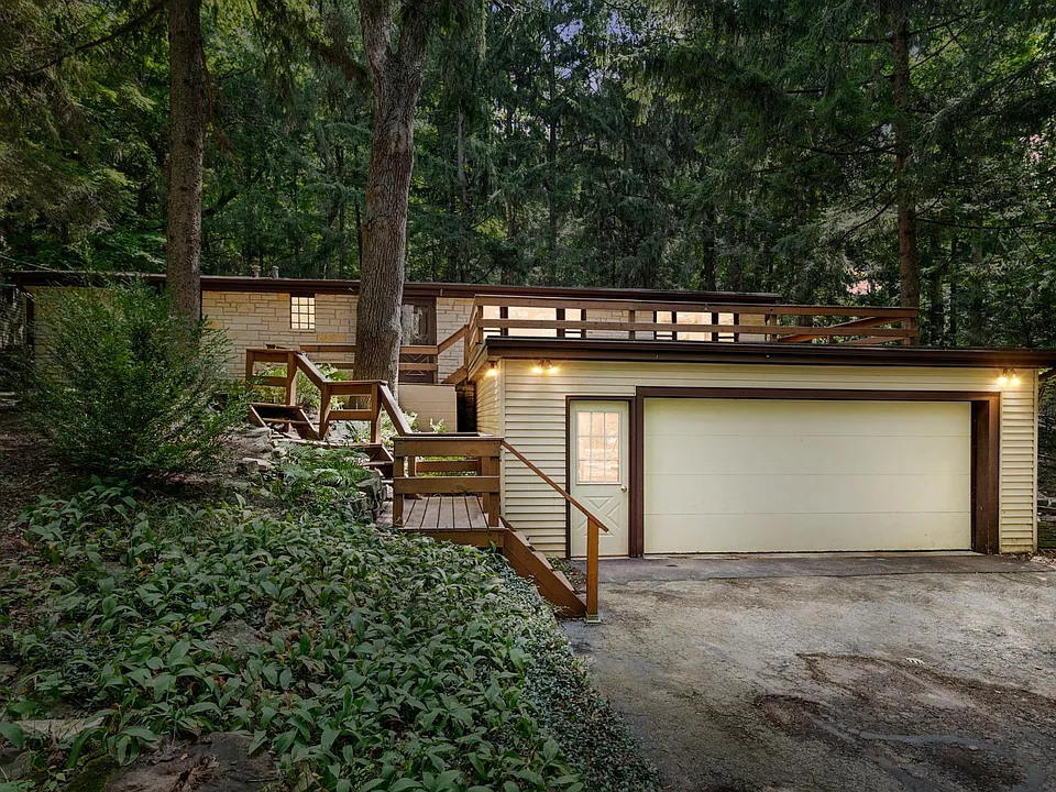 W289N3114 W Lakeside Dr