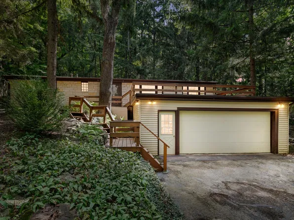W289N3114 W Lakeside Dr, Pewaukee, WI 53072