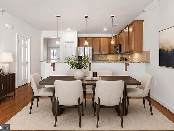 4th image of 173 Hyannis Pl